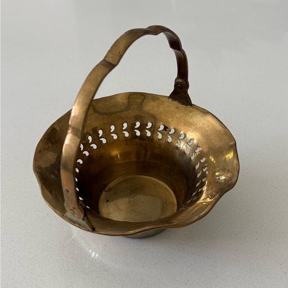 Vintage Small Brass Trinket Basket Folding Handle Scalloped Rim Made in India - Picture 3 of 8